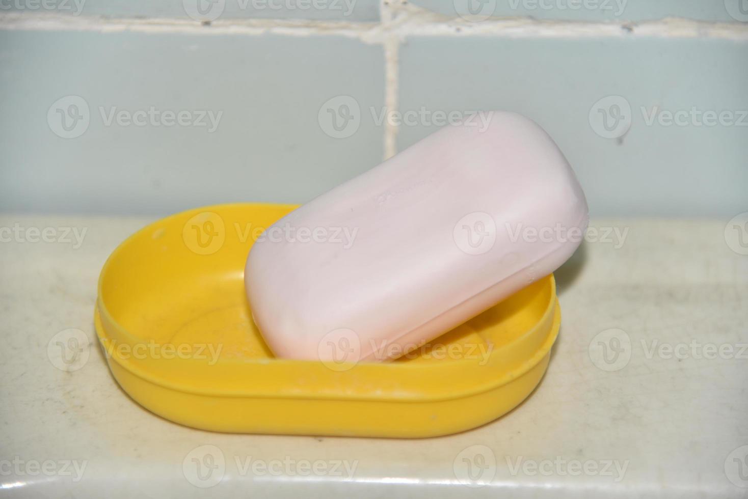 sapone rosa in un bagno sporco sul lavabo foto