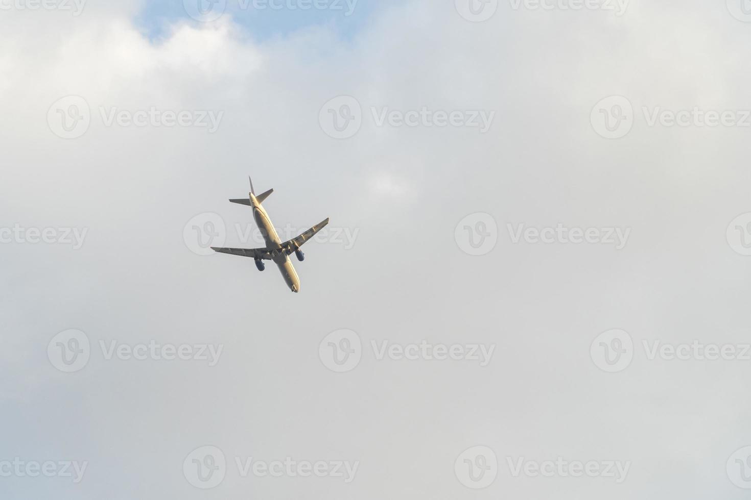 cielo blu e immagine dell'aeroplano foto