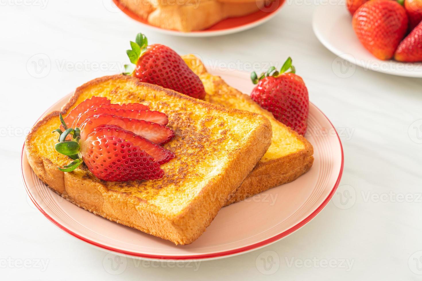 toast alla francese con fragole fresche foto