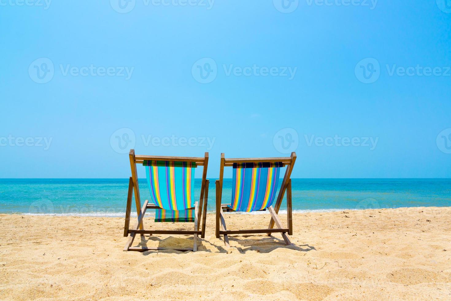 due sedie a sdraio sulla spiaggia foto