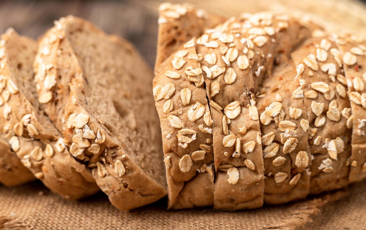 pane di mais dorato affettato sul sacco foto