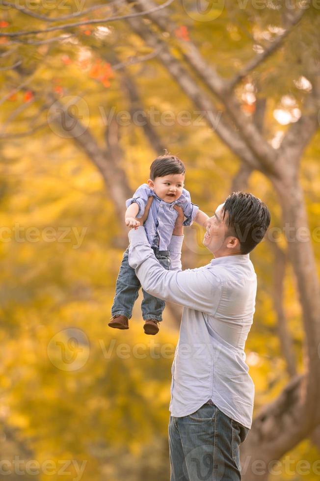 padre e figlio asiatici divertirsi all'aria aperta foto
