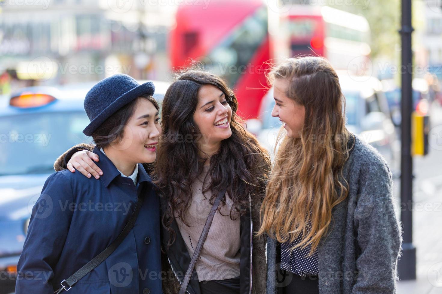 gruppo multirazziale di ragazze che camminano a Londra foto
