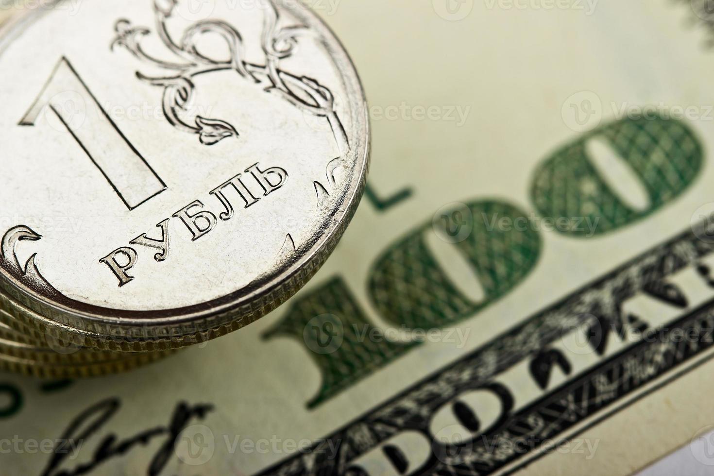 rublo russo sullo sfondo del dollaro americano foto