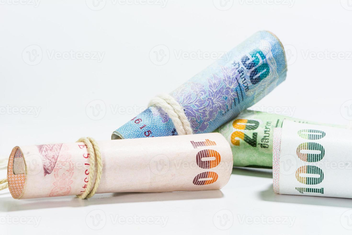 banconote tailandesi dei soldi su fondo bianco. foto