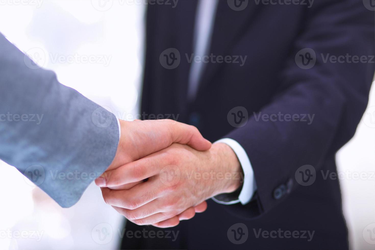 uomini d'affari che agitano le mani, isolate su bianco. foto