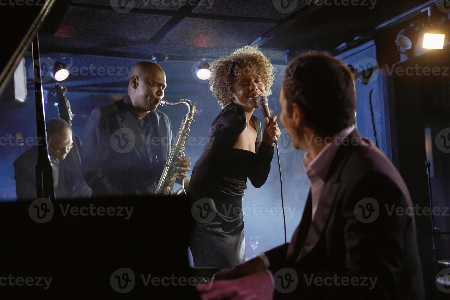 musicisti jazz nel club foto