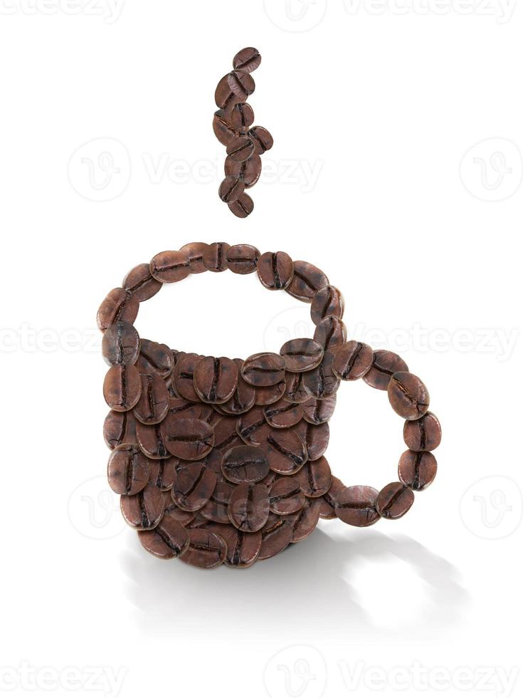 tazza di caffè fatta di chicchi di caffè isolati su sfondo bianco foto