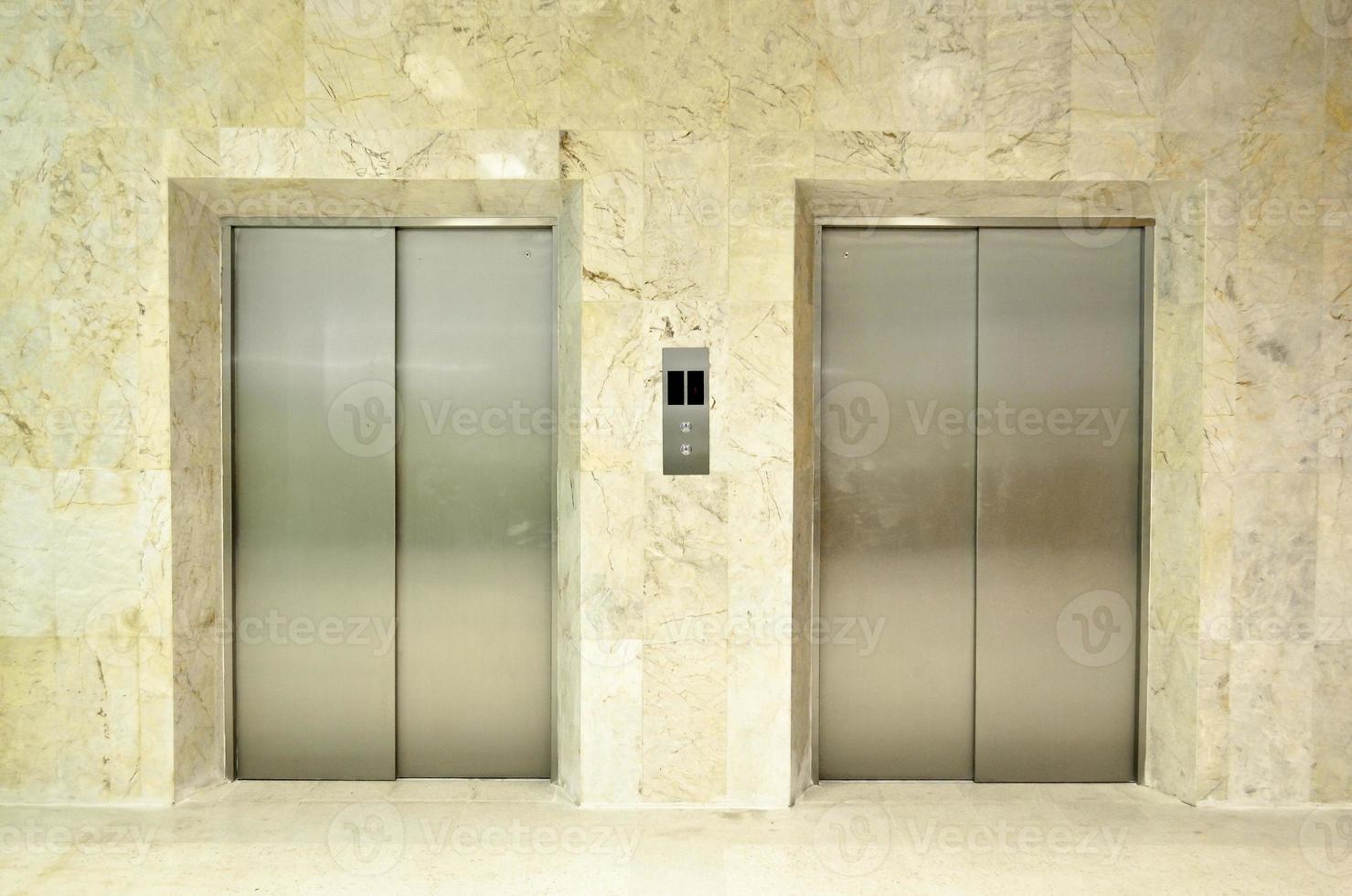 vista del corridoio di un moderno ascensore chiuso foto