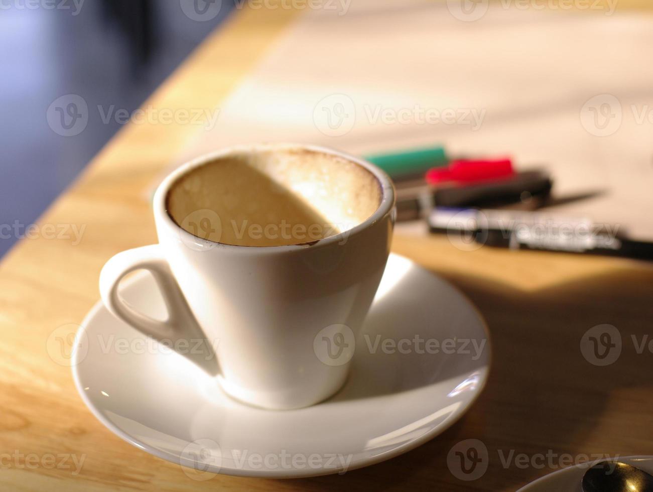 tazza di caffè vuota con sfondo di lavoro foto