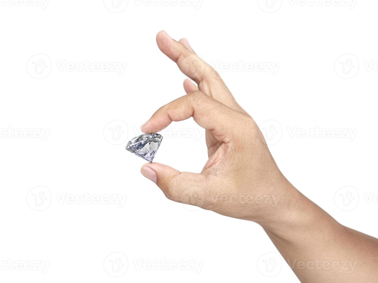 mano che tiene diamante isolato su sfondo bianco. concetto per scegliere la migliore gemma di diamante foto