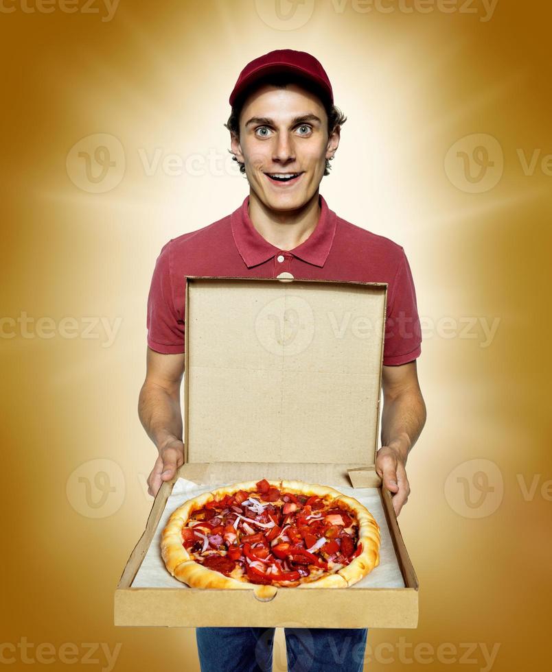 sorridente consegna corriere maschio lavoratore azienda consegna una pizza foto