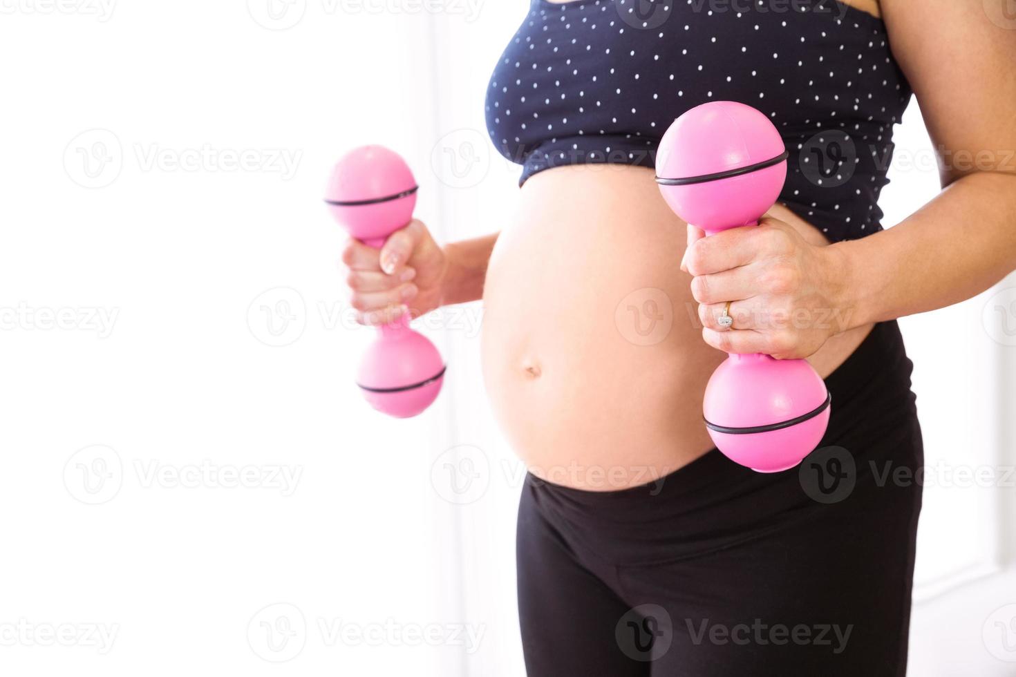 donna incinta mantenendo in forma foto