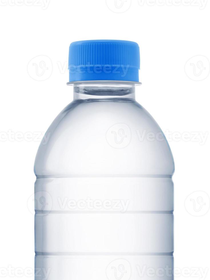 primo piano di bottiglie di plastica su sfondo bianco foto