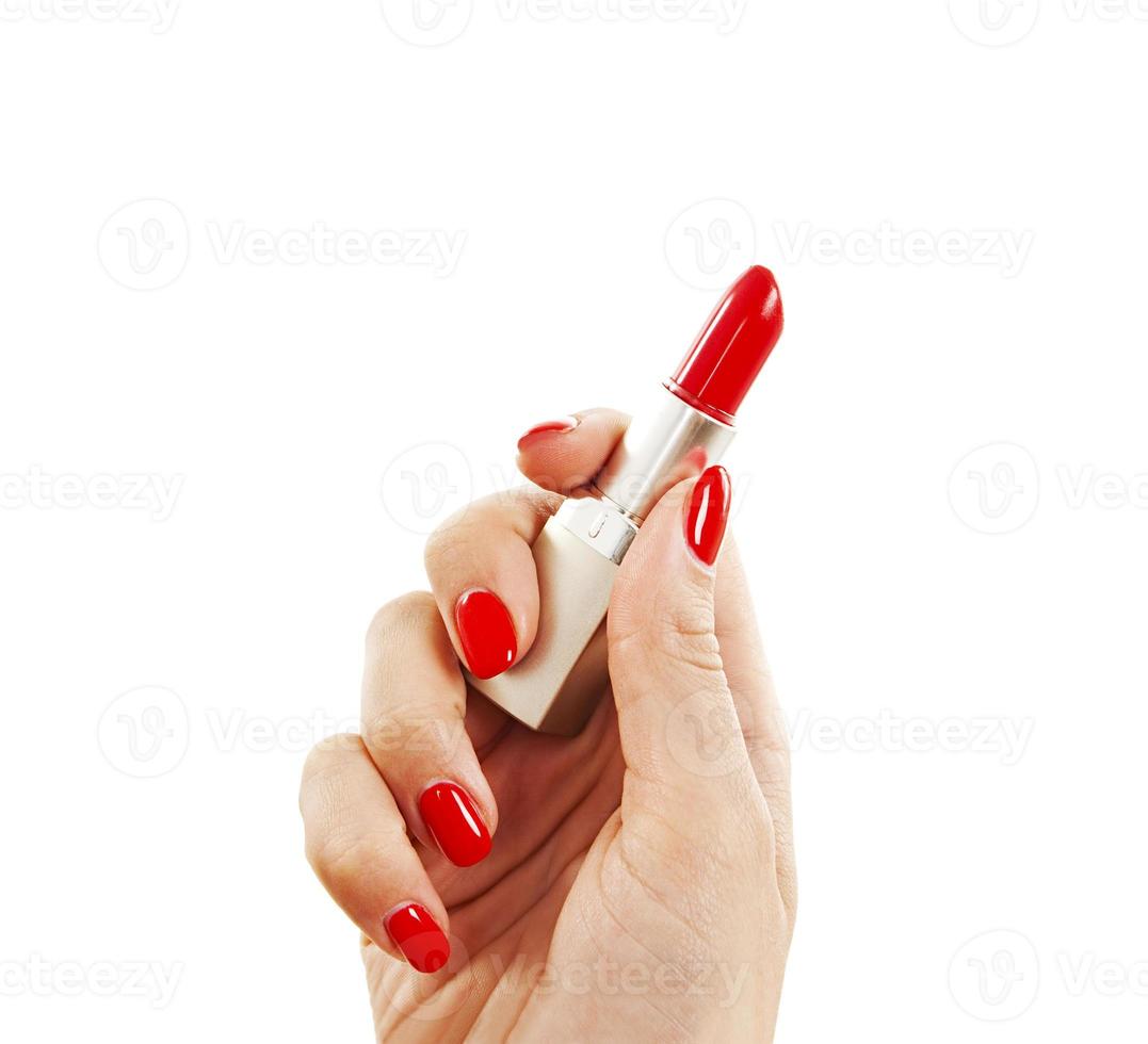 mano della donna che tiene rossetto rosso foto