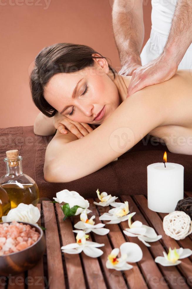 donna che riceve massaggio alla schiena nella spa foto