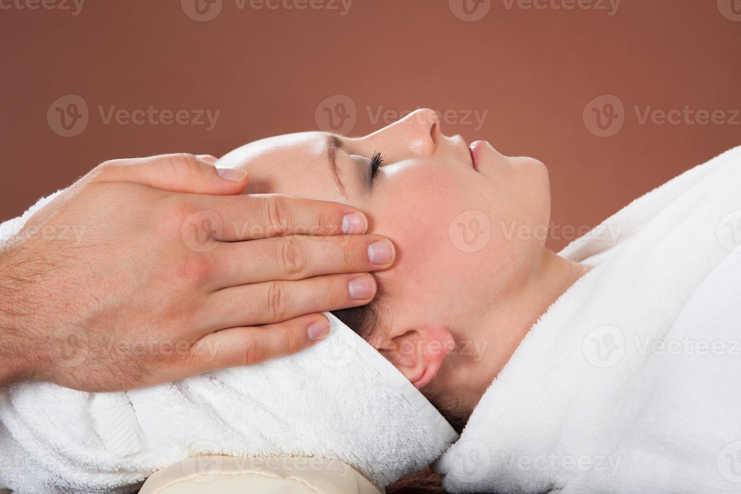 donna rilassata che riceve massaggio capo alla stazione termale foto
