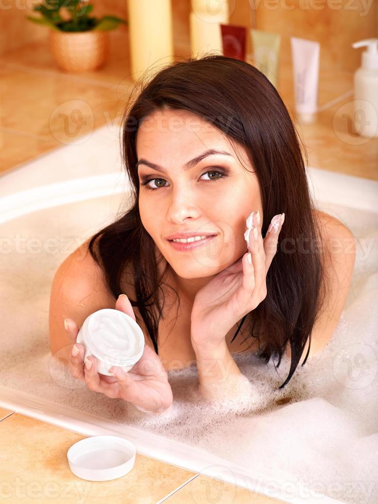 la donna prende il bagno di bolle foto