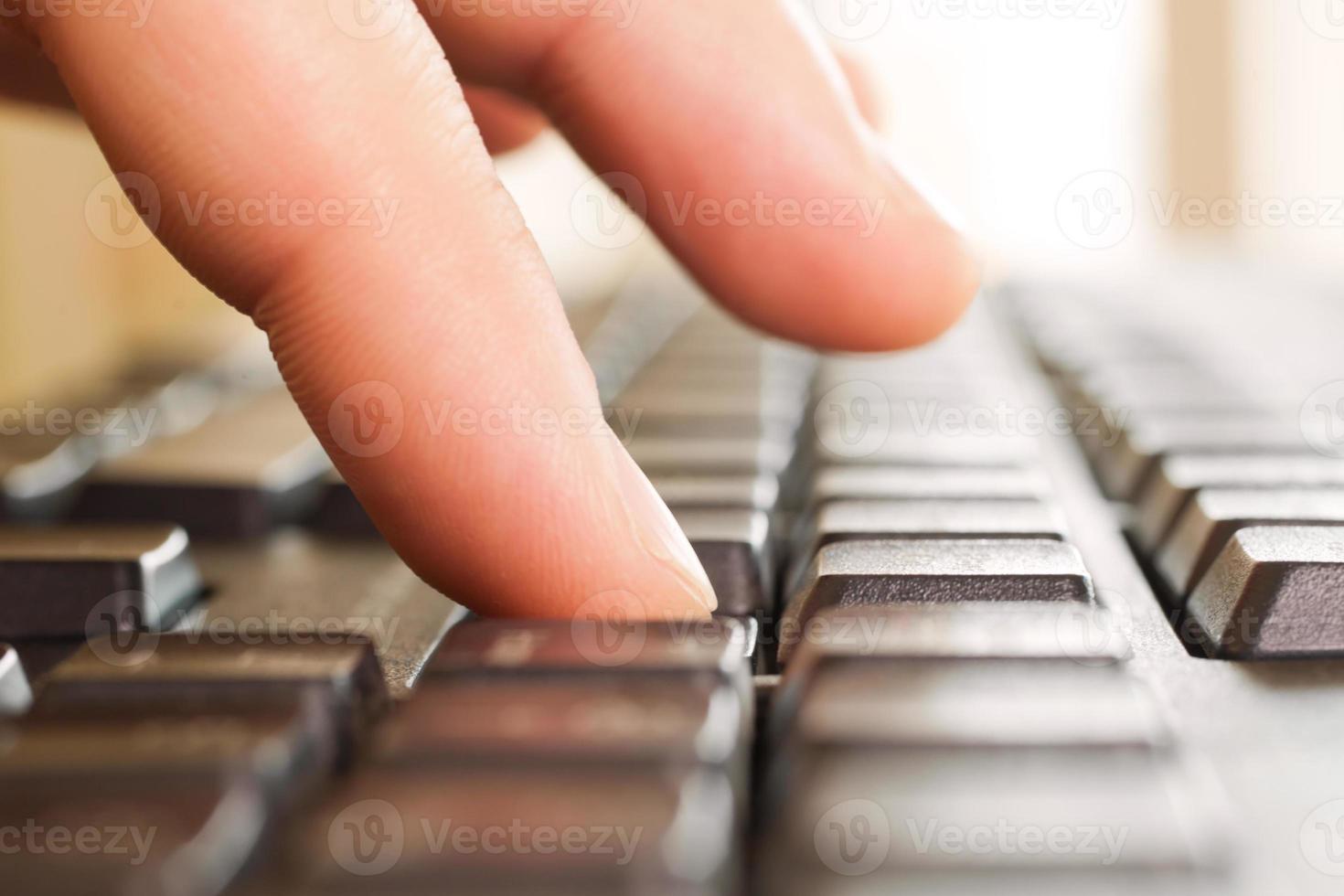 dita sulla tastiera di un computer foto