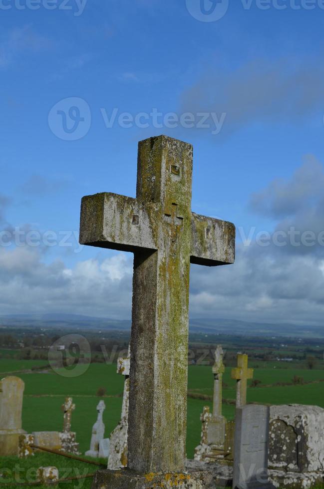 cimitero con croci in pietra a cashel foto