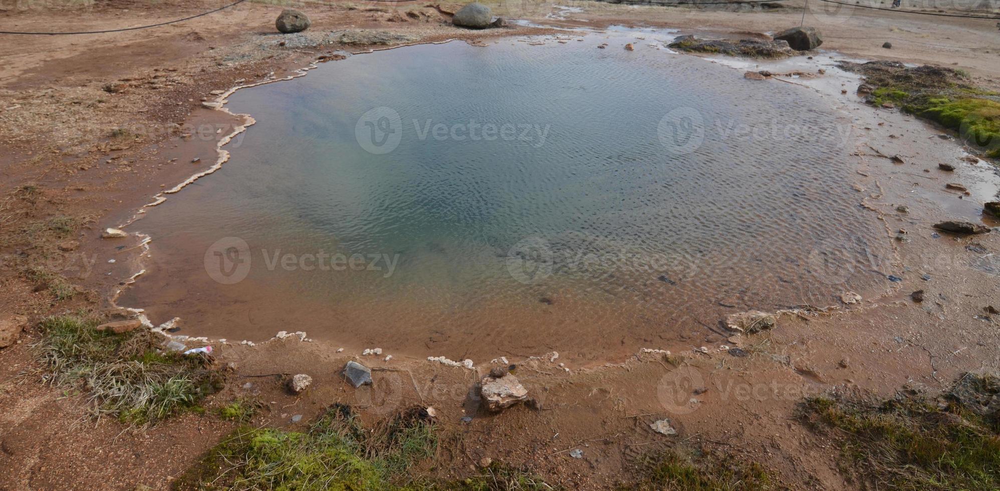 geysir termale con depositi minerali intorno foto