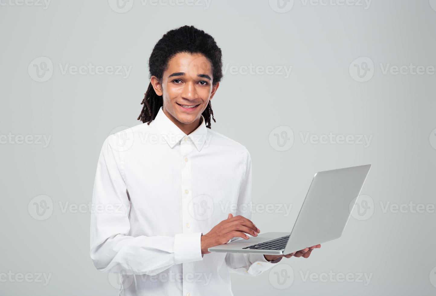 uomo d'affari afroamericano che per mezzo del computer portatile foto