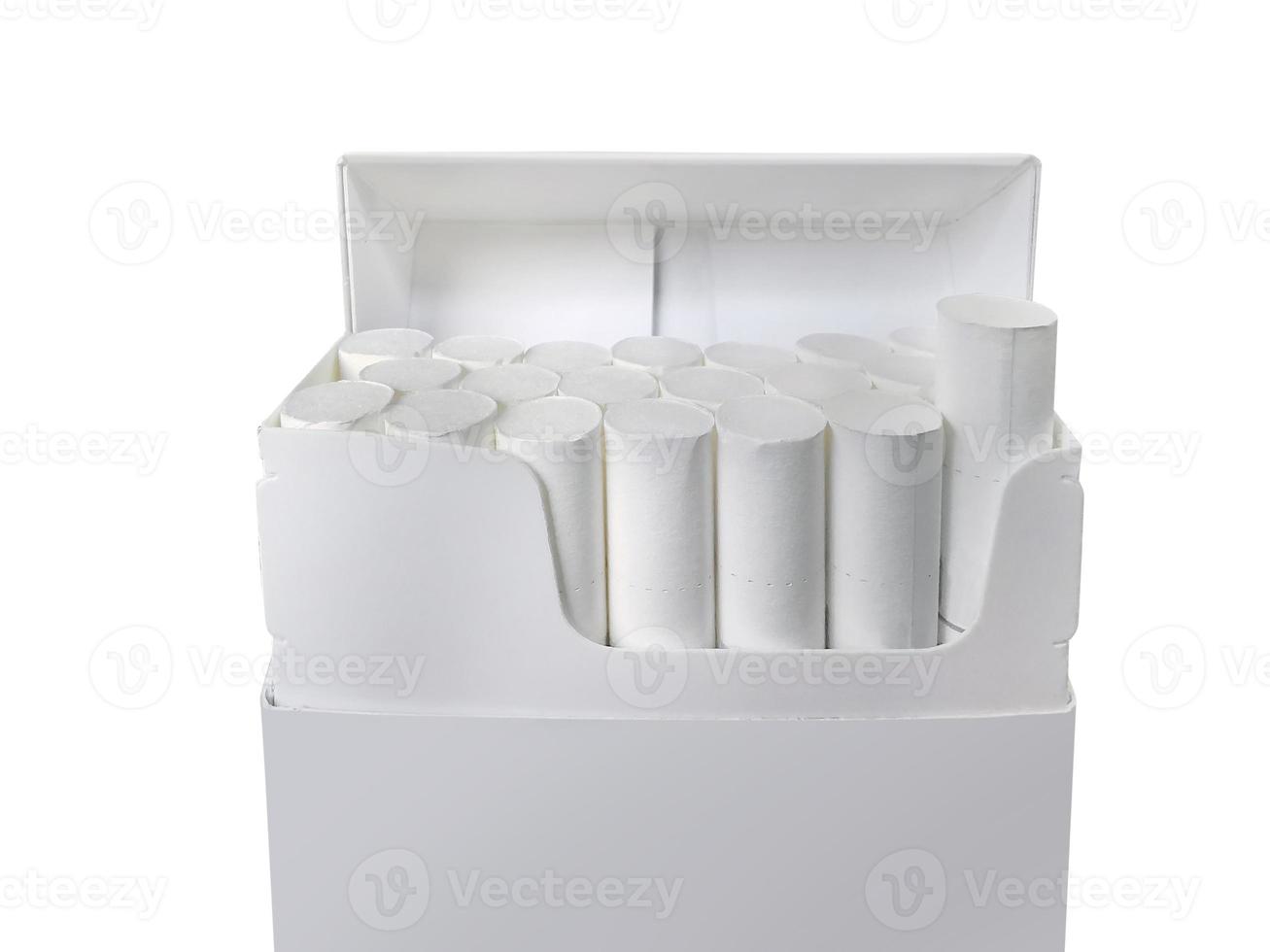 scatola di sigarette, isolata su un bianco foto