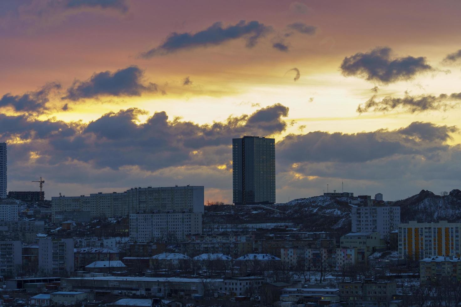 un paesaggio urbano all'alba. vladivostok, russia foto