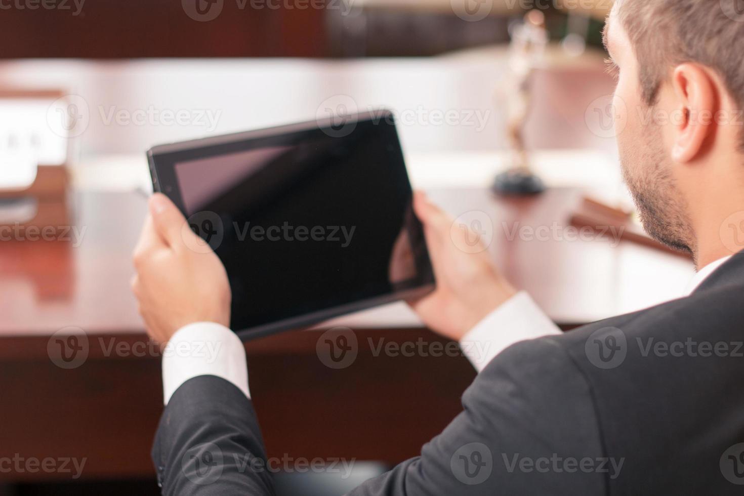 laptop piacevole della holding dell'avvocato foto