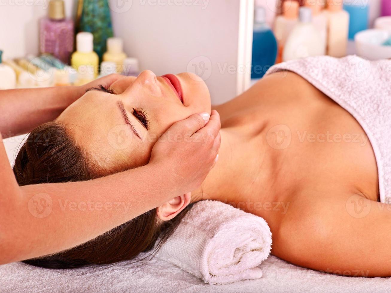 donna che ottiene massaggio facciale foto