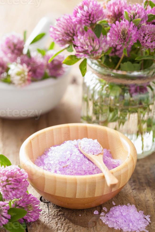 spa con sale alle erbe viola e fiori di trifoglio foto