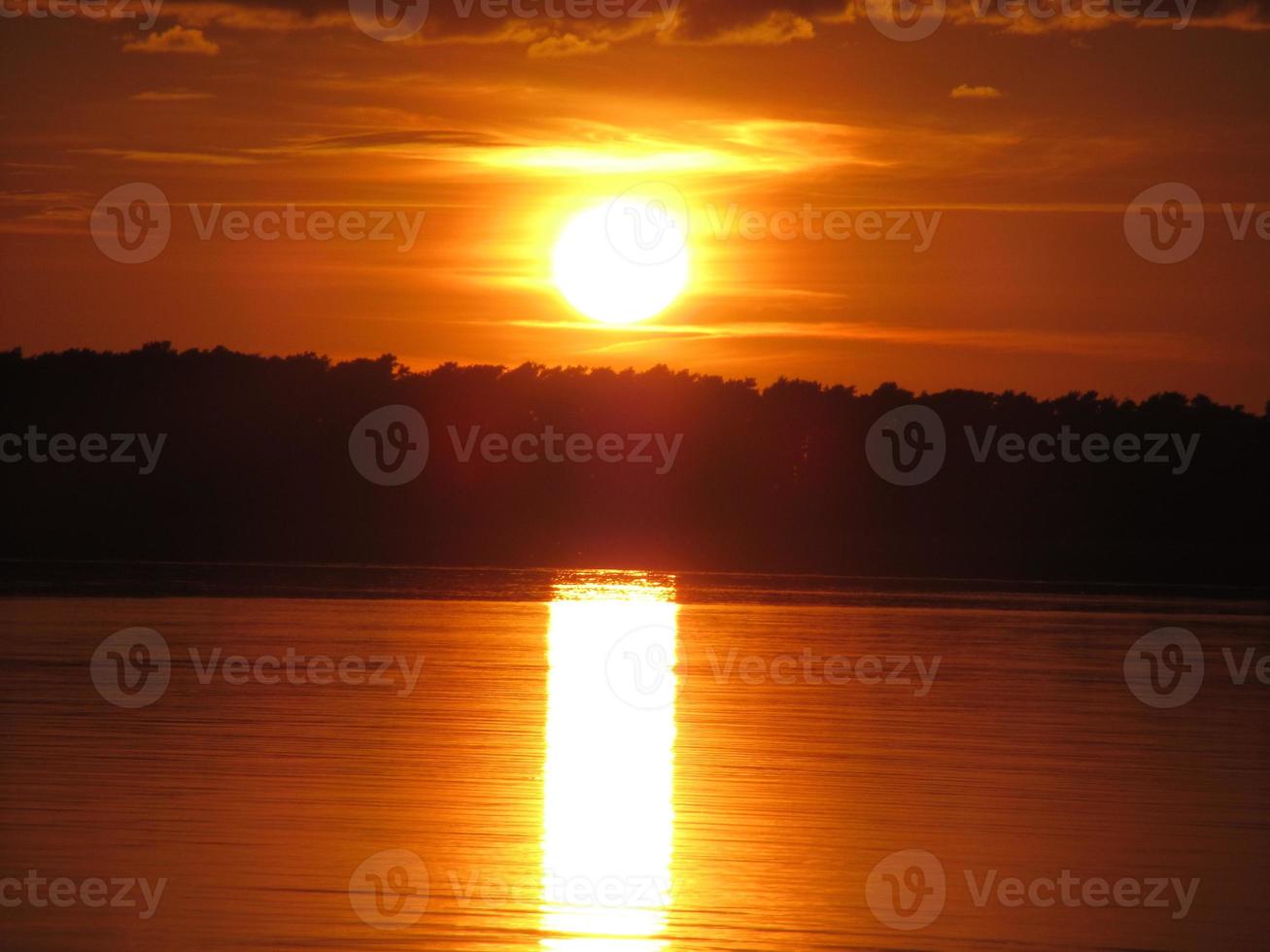 il tramonto sull'acqua, l'usato e il cielo del Mar Baltico stanno bruciando foto