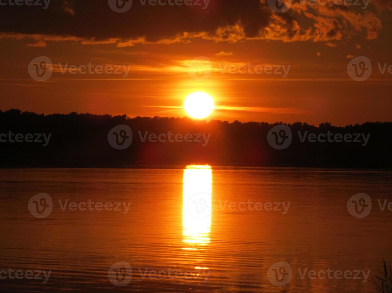 il tramonto sull'acqua, l'usato e il cielo del Mar Baltico stanno bruciando foto