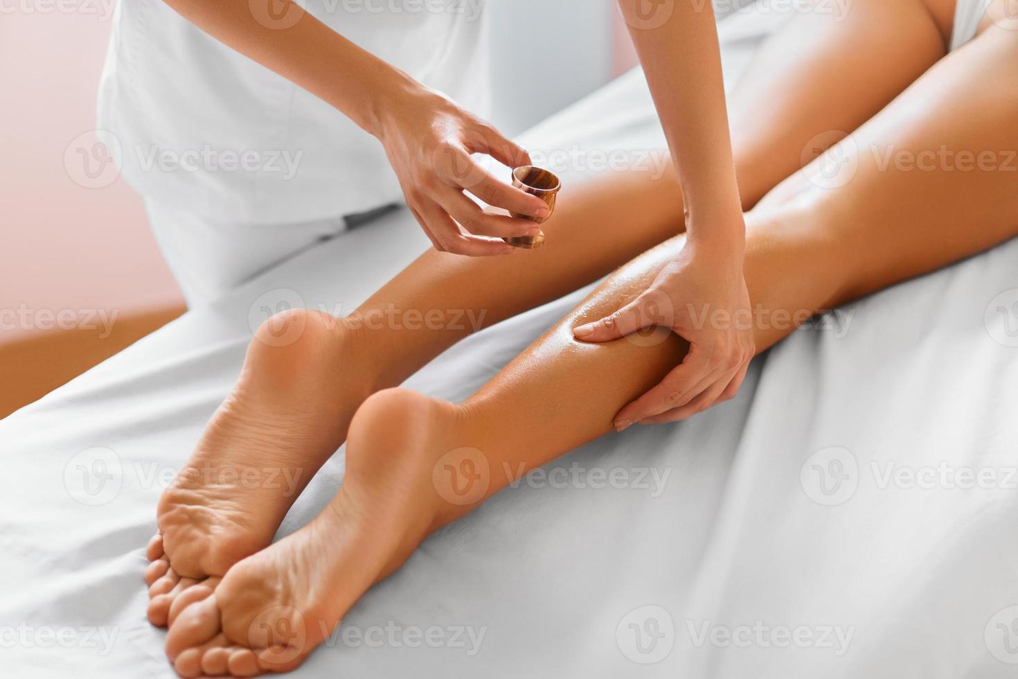 donna spa. primo piano della donna che ottiene trattamento della stazione termale. massaggio gambe foto