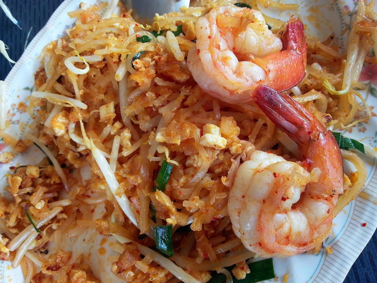 primo piano stile originale di cibo tailandese locale phad gamberetti tailandesi con tofu e germogli di soia foto