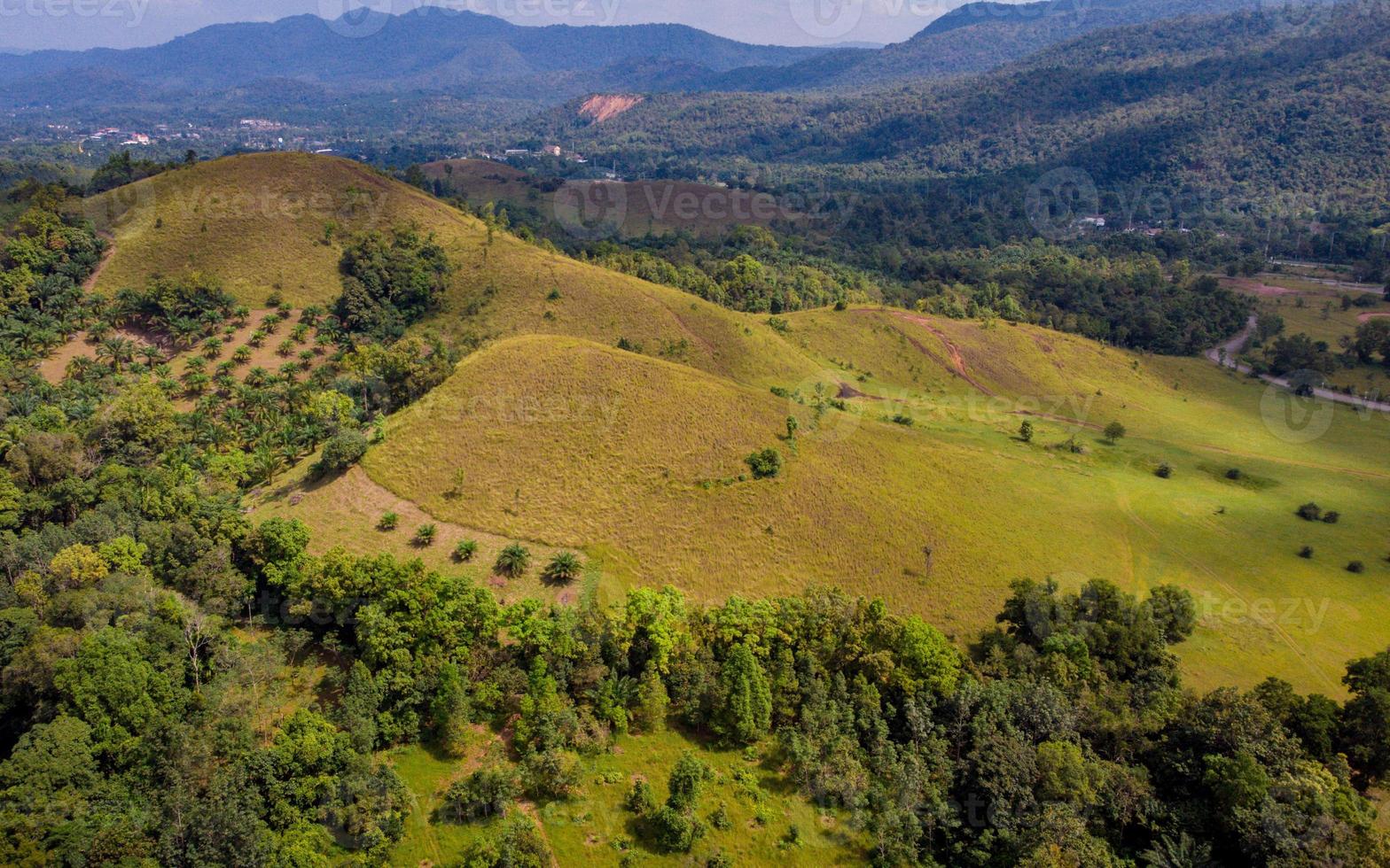 montagna calva o phu khao ya con campo di erba verde e cielo blu. una delle attrazioni di viaggio naturali nella provincia di Ranong, in Thailandia foto