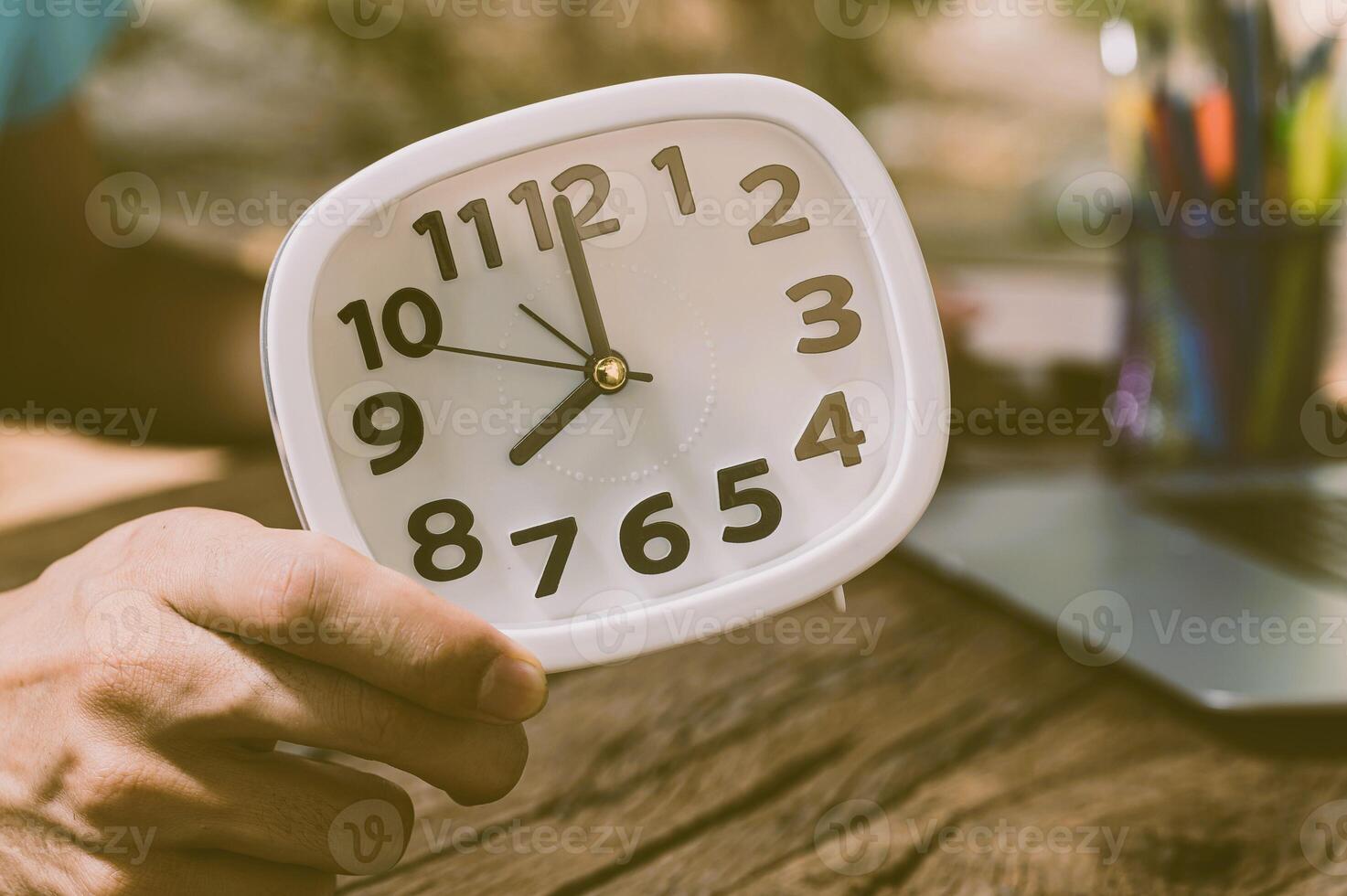 la lancetta che tiene l'orologio è alla scrivania. 9103304 Stock Photo su  Vecteezy