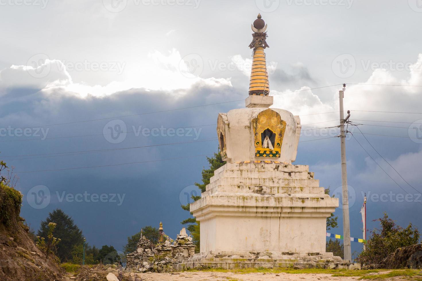 stupa edificio sacro religioso buddista tibetano rovine storiche, Nepal. foto
