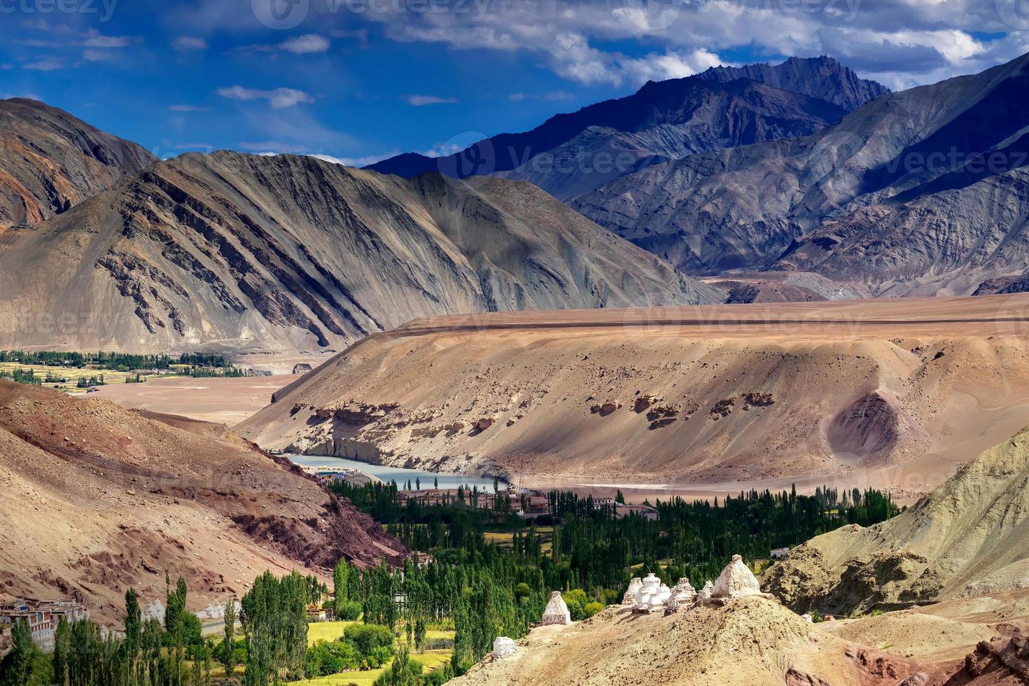 paesaggio roccioso di ladakh, luce e ombra, leh, india foto