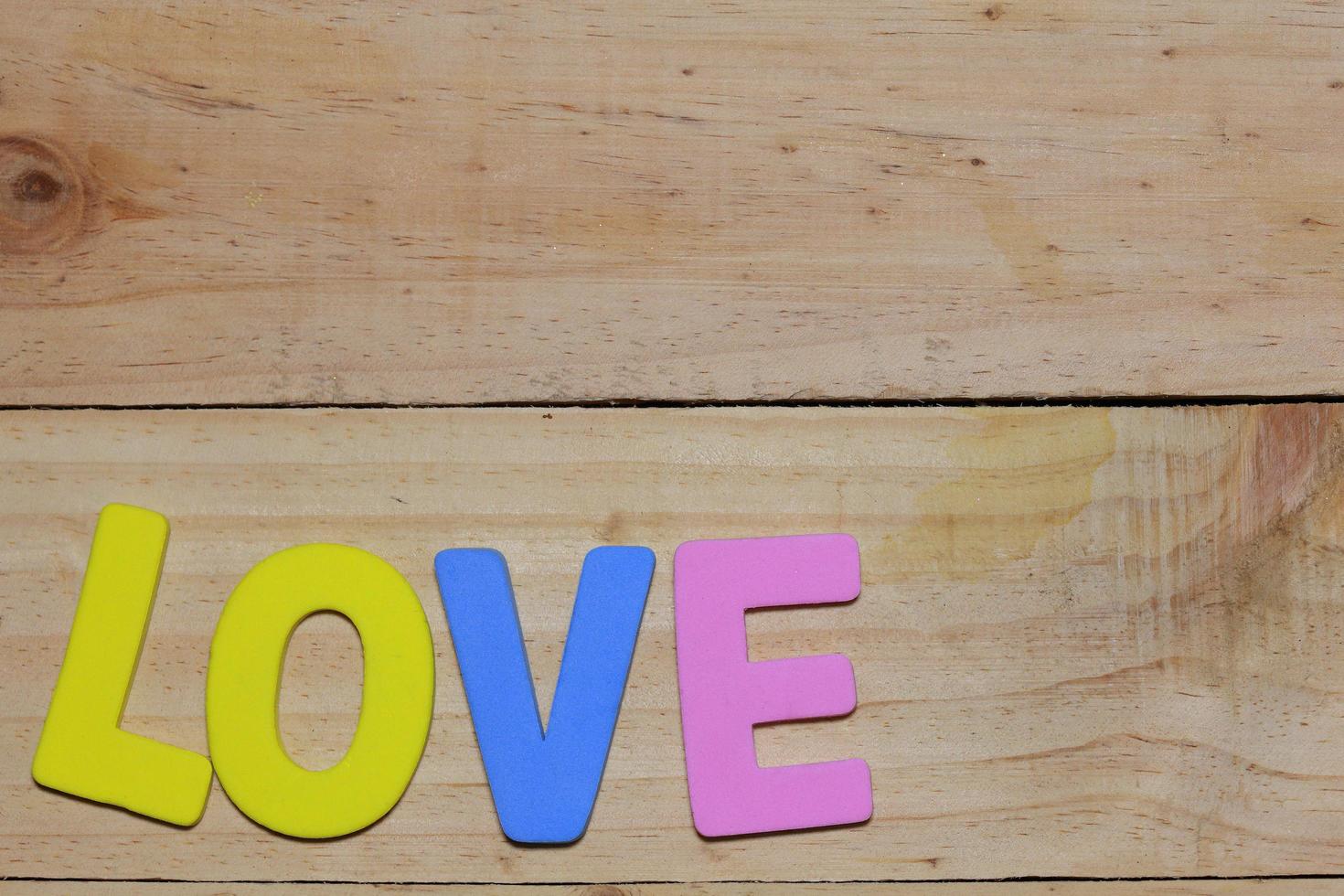 lettere d'amore sul pavimento di legno. sfondo San Valentino con i cuori. concetto di San Valentino. spazio per il testo. foto
