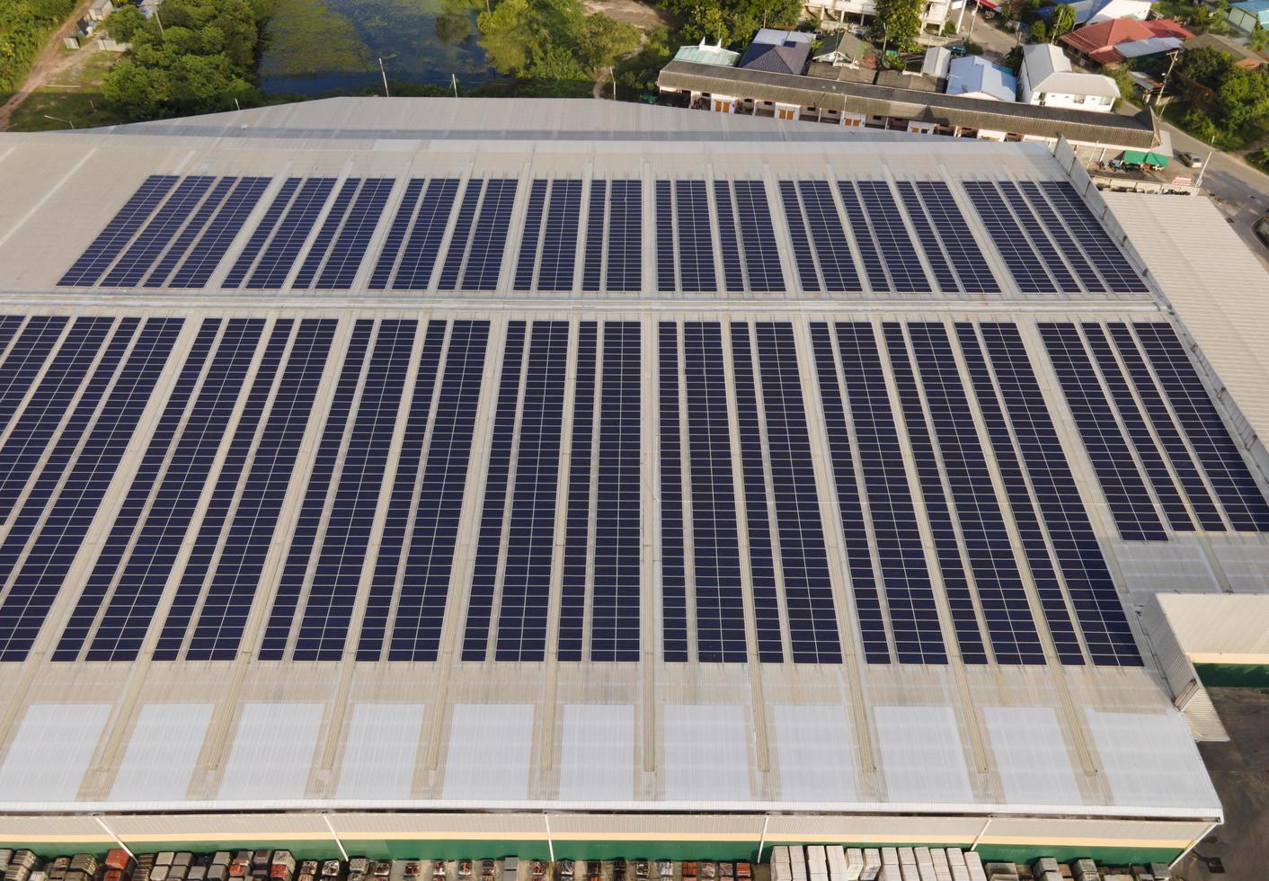 immagine aerea drone di pannelli solari installati sul tetto di un grande edificio industriale o di un magazzino. edifici industriali.le energie rinnovabili fonti sostenibili energia verde fotovoltaico. foto