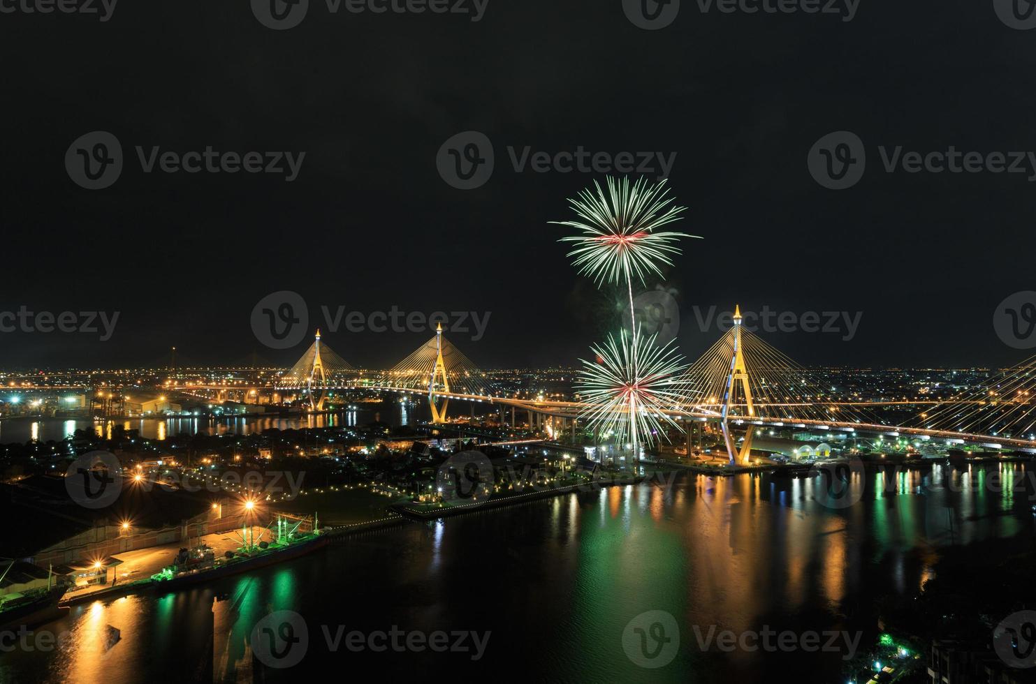 ponte di bhumibol con fuochi d'artificio nella festa del papà tailandese, Tailandia foto