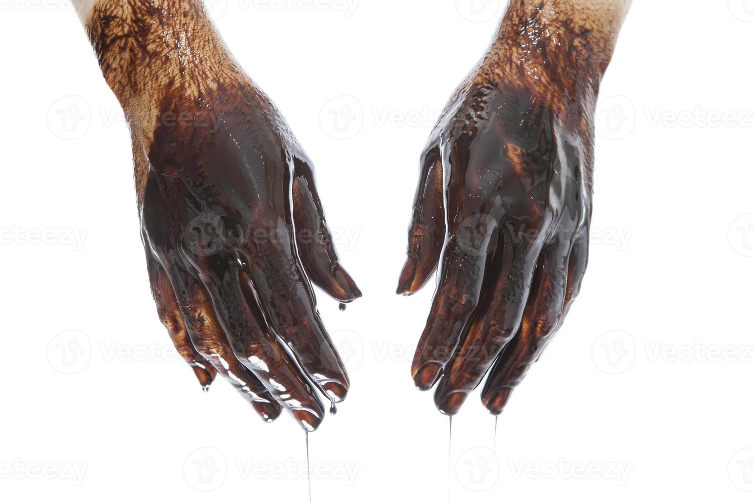 mani caucasiche macchiate di olio nero isolato su sfondo bianco foto