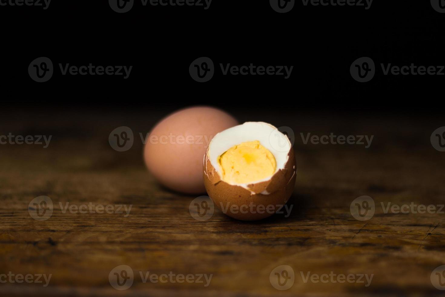 uova sul tavolo di legno foto
