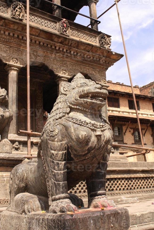sculture di leone, patan, valle di kathmandu, nepal foto