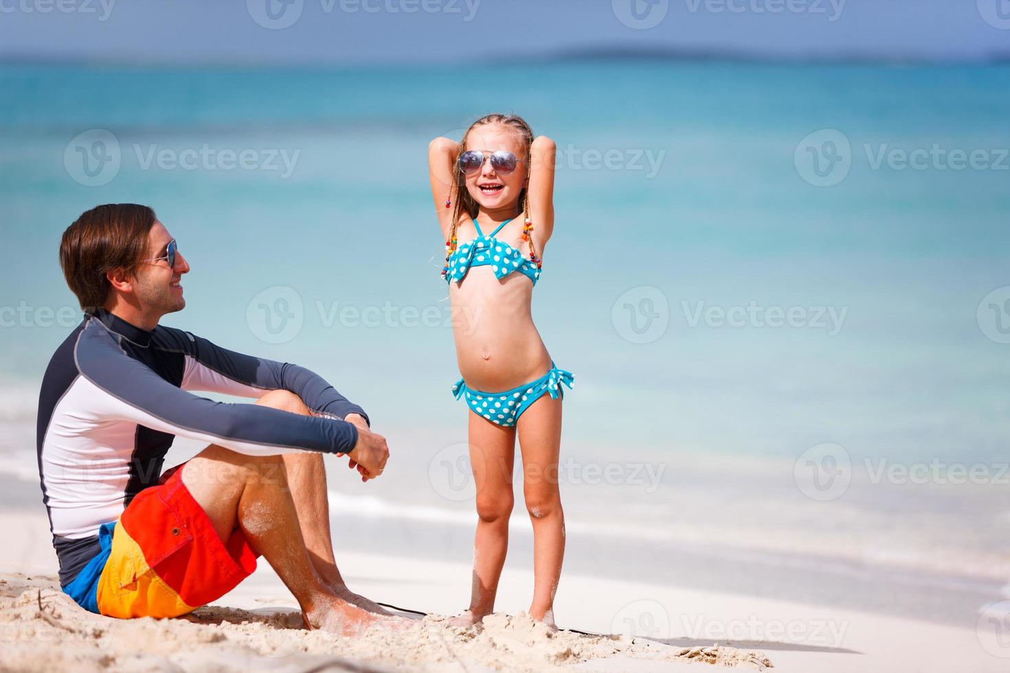 padre e figlia in spiaggia foto