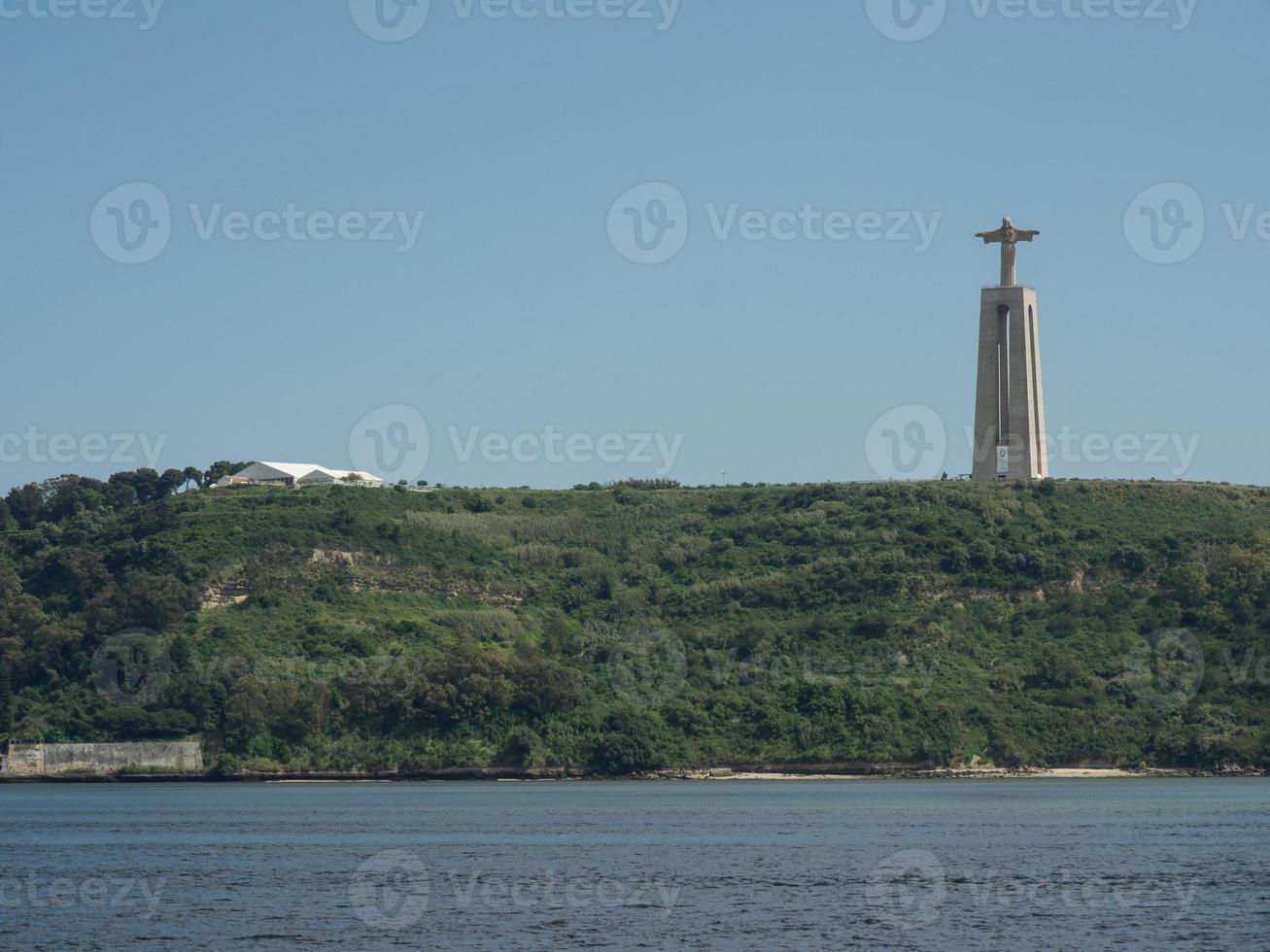 lisbona sul fiume Tago foto