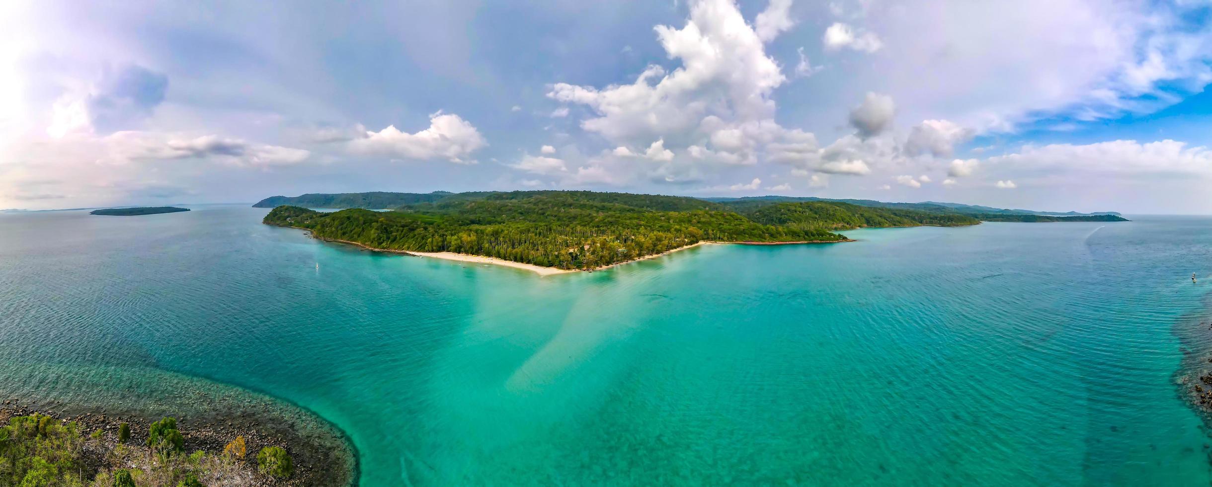 vista aerea della natura paradiso tropicale spiaggia dell'isola goditi una bella estate sulla spiaggia con acqua limpida e cielo blu a koh kood o ko kut, thailandia. foto