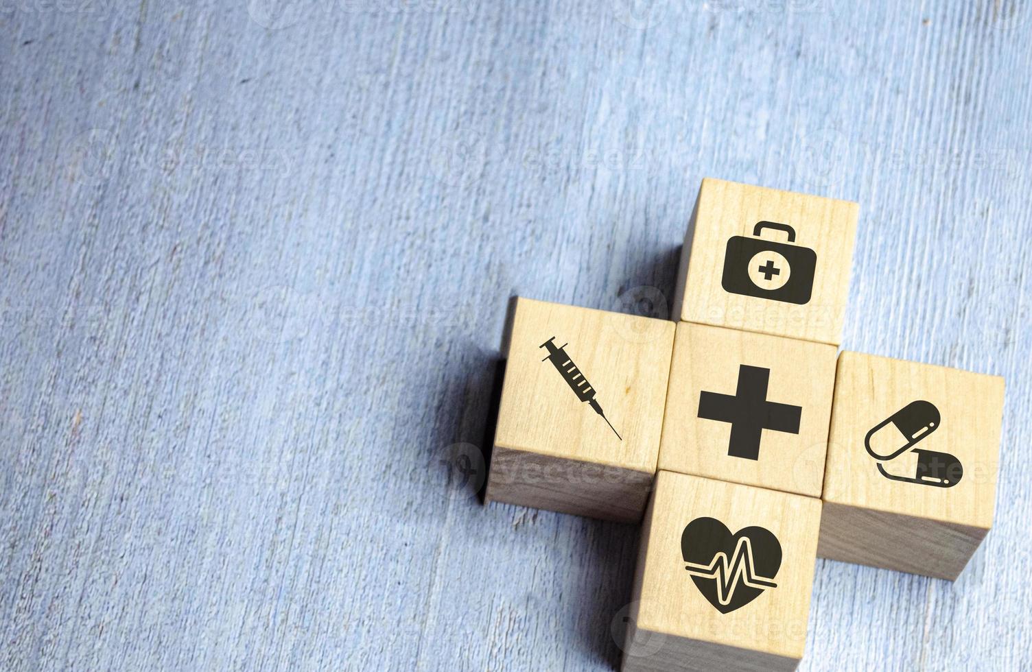 disposizione dei blocchi di legno con manutenzione delle icone mediche sanitarie foto