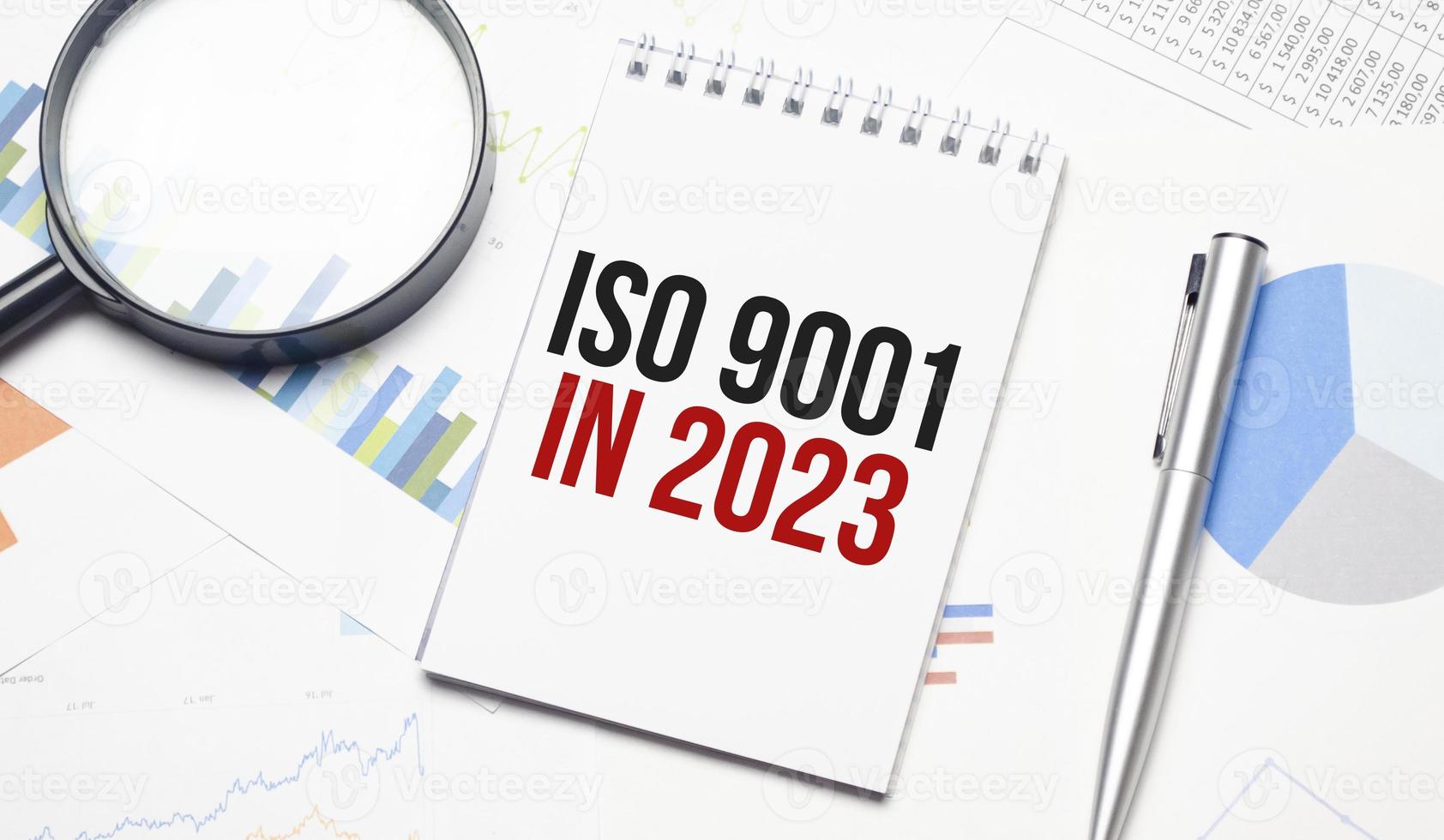 testo di scrittura di parole iso 9001 nel 2023 . concetto di business sul grafico da tavolo foto